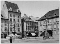 Na obrázku je za fontánou stredoveký gotický štvorposchodový dom, tzv. burg. Dnes na jeho mieste stojí neobarokový Palugyayov palác.